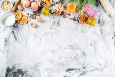 Noel Kış pişirme kavramı, çerezler, yapmak için malzemeler kek, turta. Kurutulmuş portakal dilimleri, baharat, mutfak eşyaları, gri mermer arka plan kopya alanı üstten görünüm