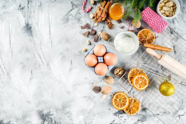 Noel Kış pişirme kavramı, çerezler, yapmak için malzemeler kek, turta. Kurutulmuş portakal dilimleri, baharat, mutfak eşyaları, gri mermer arka plan kopya alanı üstten görünüm