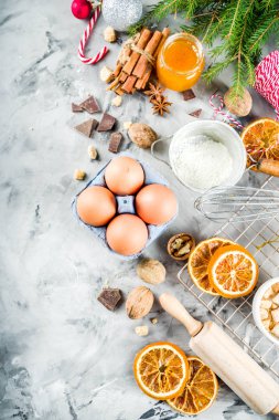 Noel Kış pişirme kavramı, çerezler, yapmak için malzemeler kek, turta. Kurutulmuş portakal dilimleri, baharat, mutfak eşyaları, gri mermer arka plan kopya alanı üstten görünüm