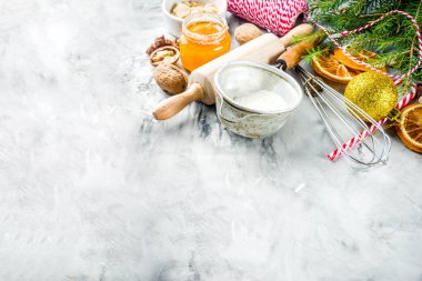 Noel Kış pişirme kavramı, çerezler, yapmak için malzemeler kek, turta. Kurutulmuş portakal dilimleri, baharat, mutfak eşyaları, gri mermer arka plan kopya alanı üstten görünüm