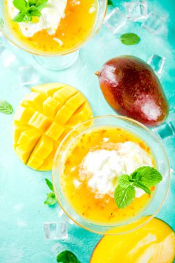 Hindistan cevizi dondurma, açık mavi renkli tropikal mango kayan margarita kokteyl alanı Kopyala