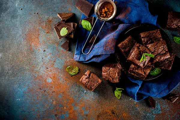 Bolinhos Chocolate Caseiros Com Chocolate Folhas Hortelã Fundo Escuro Espaço — Fotografia de Stock