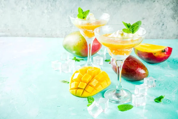 Cócteles Margarita Flotante Mango Tropical Con Helado Coco Espacio Copia — Foto de Stock