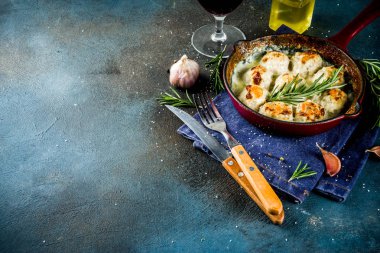 Geleneksel ev yapımı İsveçli tavuk köfte koyu mavi ahşap arka plan kopya alanı üzerinde küçük tavada