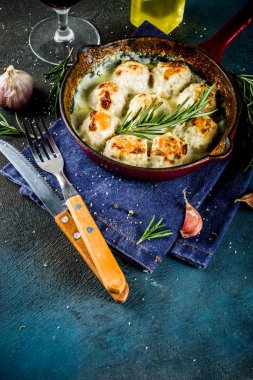 Geleneksel ev yapımı İsveçli tavuk köfte koyu mavi ahşap arka plan kopya alanı üzerinde küçük tavada