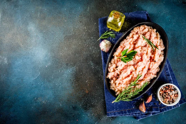 Carne Frango Picada Caseira Tigela Preta Fundo Concreto Com Ingredientes — Fotografia de Stock