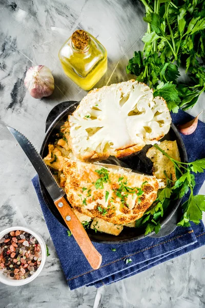 Homemade Whole Roasted Cauliflower Skillet Olive Oil Herbs Grey Stone — Stock Photo, Image