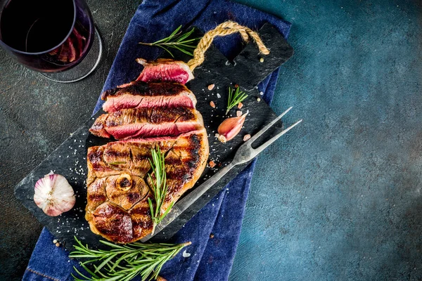 Carne Assada Grelhada Fatiada Com Garfo Para Carne Vinho Tábua — Fotografia de Stock