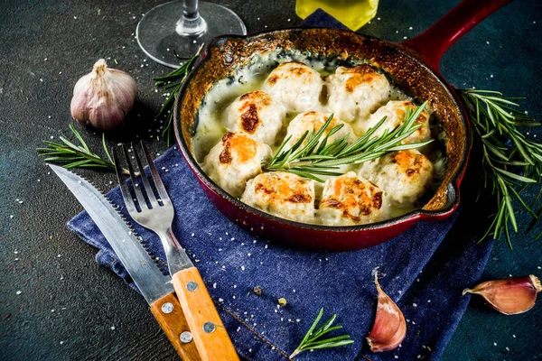 Polpette Pollo Svedesi Tradizionali Fatte Casa Piccola Padella Sfondo Legno — Foto Stock