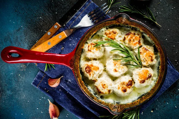 Polpette Pollo Svedesi Tradizionali Fatte Casa Piccola Padella Sfondo Legno — Foto Stock