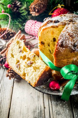 Geleneksel Noel panettone ile kurutulmuş meyve ve fındık, eski ahşap arka plan wth Noel dekorasyon kopya alanı üstten görünüm