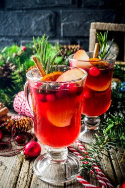 Geleneksel Noel Mulled şarap, grog ya da sıcak baharatlı sangria kokteyl, Noel süsleri ve köknar ağacı dalları eski rustik ahşap tablo alanı üst görünüm Kopyala