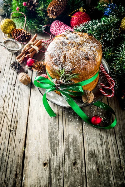 Geleneksel Noel Panettone Ile Kurutulmuş Meyve Fındık Eski Ahşap Arka — Stok fotoğraf