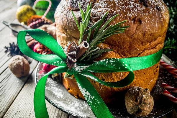 Geleneksel Noel Panettone Ile Kurutulmuş Meyve Fındık Eski Ahşap Arka — Stok fotoğraf