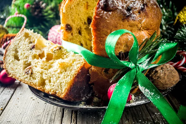 Traditionelle Weihnachts Panettone Mit Getrockneten Früchten Und Nüssen Auf Altem — Stockfoto