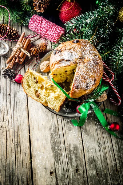 Panettone Noël Traditionnel Avec Des Fruits Secs Des Noix Sur — Photo