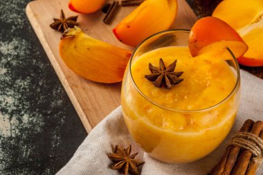 Trabzon hurması meyve yüzlü tarçın ve anason yıldız, karanlık paslı arka plan kopya alanı ile