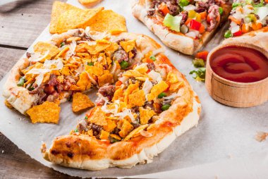 Ev yapımı Meksika Taco Pizza cips cips, fasulye, taze sebze, sığır eti, kopyalama alanı