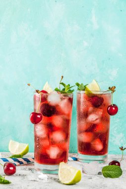 Yaz buzlu içecek içki, vişneli kola limonata ya da kokteyl açık mavi ve gri renkli kopya alanı üzerinde uzun bardak mojito