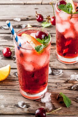 Yaz buzlu içecek içki, vişneli kola limonata ya da kokteyl eski rustik ahşap arka plan kopya alanı üzerinde uzun bardak mojito