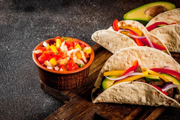 Tacos Porco Mexicanos Caseiros Com Legumes Salsa Mesa Enferrujada Escura — Fotografia de Stock