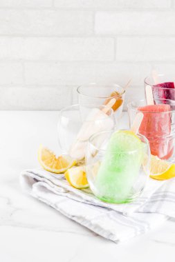 Yaz parti gıda fikirler, ayyaş alkol kokteyller çubuklu dondurmayı - dondurulmuş Prosecco, votka limon mojito, şampanya, Bellini, Margarita, Negroni vb beyaz mermer tablo kopya alanı