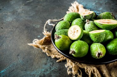 Tropikal meyve, bir koyu mavi beton zemin üzerine ham organik feijoa alanı Kopyala