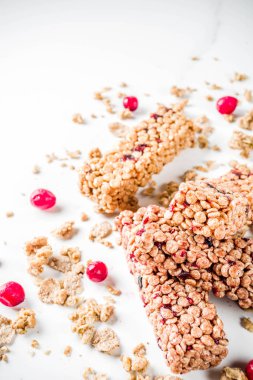 Çok tahıl granola müsli bar. Sağlıklı yiyecek, kurutulmuş meyveler, fındık, tahıl ve bal ile diyet snack. Bir beyaz mermer zemin, üstten görünüm Kopyala yer metin için.