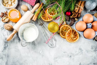 Noel Kış pişirme kavramı, çerezler, yapmak için malzemeler kek, turta. Kurutulmuş portakal dilimleri, baharat, mutfak eşyaları, gri mermer arka plan kopya alanı üstten görünüm