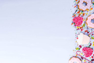 Tatlılar yaratıcı paralamak, lolipop, reçel, şeker, çerezleri çörek ve cupcakes, açık mavi renkli üstten görünüm kopya alanı ile tatlı kavramı