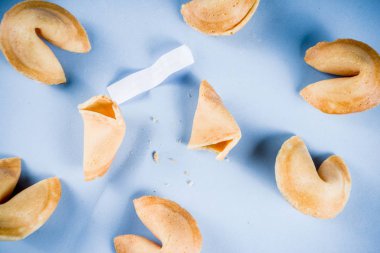 Açık mavi renkli üstten görünüm kopya alanı üzerinde tahmin ile Çin fal kurabiyesi