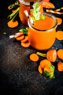 Taze havuç suyu veya havuç kopya alanı üzerinde koyu mavi zemin üzerine ile güler yüzlü