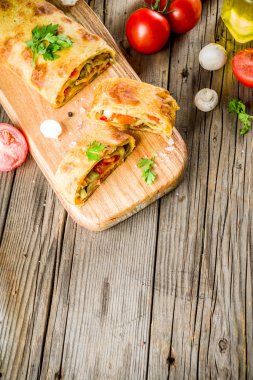 Sebze kokulu strudel, ev yapımı sonbahar pişirme, domates, dolmalık biber, mantar, ahşap arka plan kopya alanı
