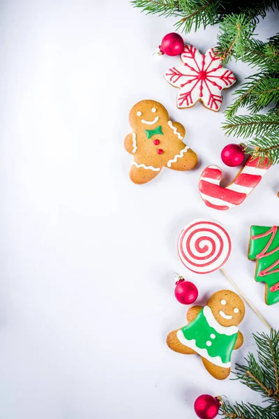 各种传统五颜六色的糖釉圣诞姜饼饼干 在白色背景顶部视图复制空间横幅与圣诞装饰品 — 图库照片
