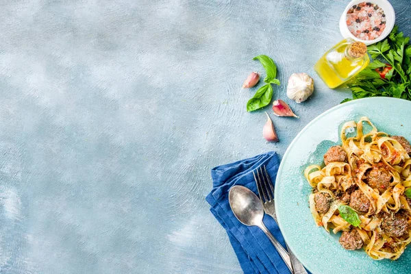 Italienska Fettuccine Pasta Med Köttbullar Tomatsås Portionde Plattan Ljusblå Konkreta — Stockfoto