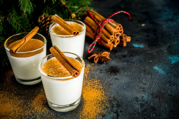 Bebida Licor Ponche Huevo Navidad Cóctel Cola Mono Cóctel Tradicional —  Fotos de Stock