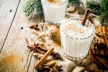 Klasik Noel içki yumurta likörü, Şili Cola de mono (maymun kuyruk) kokteyl ya da Porto Rikolu Coquito yumurta likörü, çam ağacı dalları kopya alanlarda eski ahşap zemin üzerine