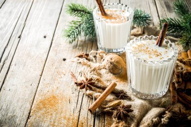 Klasik Noel içki yumurta likörü, Şili Cola de mono (maymun kuyruk) kokteyl ya da Porto Rikolu Coquito yumurta likörü, çam ağacı dalları kopya alanlarda eski ahşap zemin üzerine