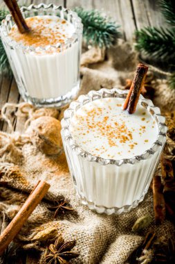 Klasik Noel içki yumurta likörü, Şili Cola de mono (maymun kuyruk) kokteyl ya da Porto Rikolu Coquito yumurta likörü, çam ağacı dalları kopya alanlarda eski ahşap zemin üzerine