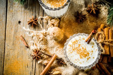 Klasik Noel içki yumurta likörü, Şili Cola de mono (maymun kuyruk) kokteyl ya da Porto Rikolu Coquito yumurta likörü, çam ağacı dalları kopya alanlarda eski ahşap zemin üzerine