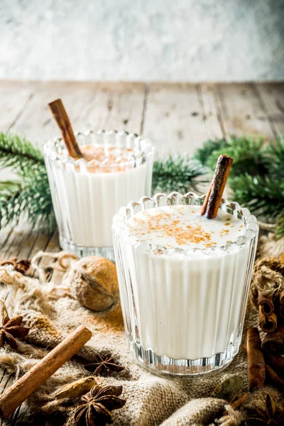 Classic Christmas Drink Eggnog Chilean Cola Mono Monkey Tail Cocktail — Stock Photo, Image