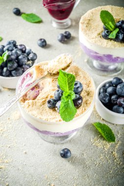 Tatlı yaz tatlı, Blueberry cam, gri taş arka plan kopya alanı ters cheesecake pişmiş no