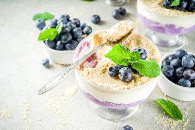 Tatlı yaz tatlı, Blueberry cam, gri taş arka plan kopya alanı ters cheesecake pişmiş no