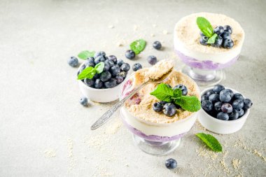 Tatlı yaz tatlı, Blueberry cam, gri taş arka plan kopya alanı ters cheesecake pişmiş no