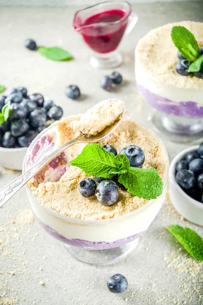 Süßes Sommerdessert Blaubeere Kein Gebackener Käsekuchen Glas Grauer Stein Hintergrund — Stockfoto