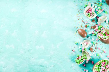 Renkli bahar easter tatlılar arka plan, çikolata yumurta, şeker şeker ve lokum bunny, Turkuaz Açık mavi beton renkli kopya alanı üstten görünüm