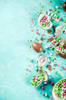Renkli bahar easter tatlılar arka plan, çikolata yumurta, şeker şeker ve lokum bunny, Turkuaz Açık mavi beton renkli kopya alanı üstten görünüm