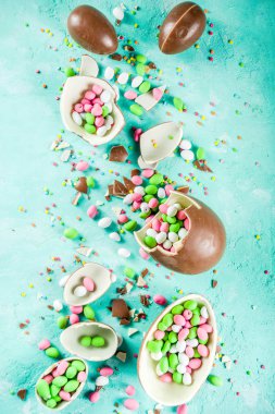 Renkli bahar easter tatlılar arka plan, çikolata yumurta, şeker şeker ve lokum bunny, Turkuaz Açık mavi beton renkli kopya alanı üstten görünüm