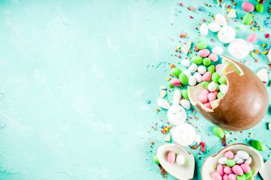 Renkli bahar easter tatlılar arka plan, çikolata yumurta, şeker şeker ve lokum bunny, Turkuaz Açık mavi beton renkli kopya alanı üstten görünüm