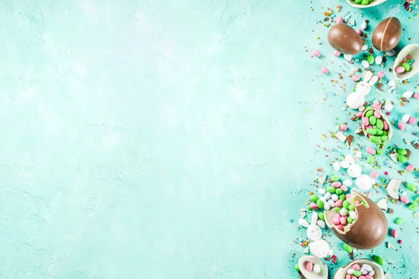 Colorato Primavera Pasqua Dolci Sfondo Con Uova Cioccolato Zucchero Spruzza — Foto Stock